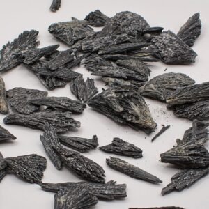 Svart Kyanit rå – svart kristall för skydd