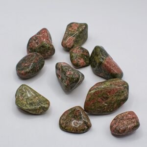 Unakit trumlad sten – grön-rosa kristall